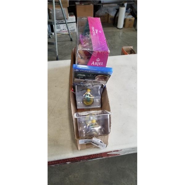 TRAY OF COLLECTIBLES INCLUDING 2 AMIIBO ZELDA FIGURINES, DISNEY 14 PIECE ARIEL STYLING HEAD, FC26 FO