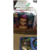 Image 4 : TRAY OF COLLECTIBLES INCLUDING 2 AMIIBO ZELDA FIGURINES, DISNEY 14 PIECE ARIEL STYLING HEAD, FC26 FO