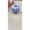 Image 3 : TRAY OF 40BLUE & WHITE PORCELAIN MINI VASES