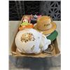Image 1 : TRAY OF COLLECTIBLE PIGGY BANKS AND OTHER COLLECTIBLES