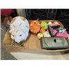 Image 3 : TRAY OF COLLECTIBLE PIGGY BANKS AND OTHER COLLECTIBLES