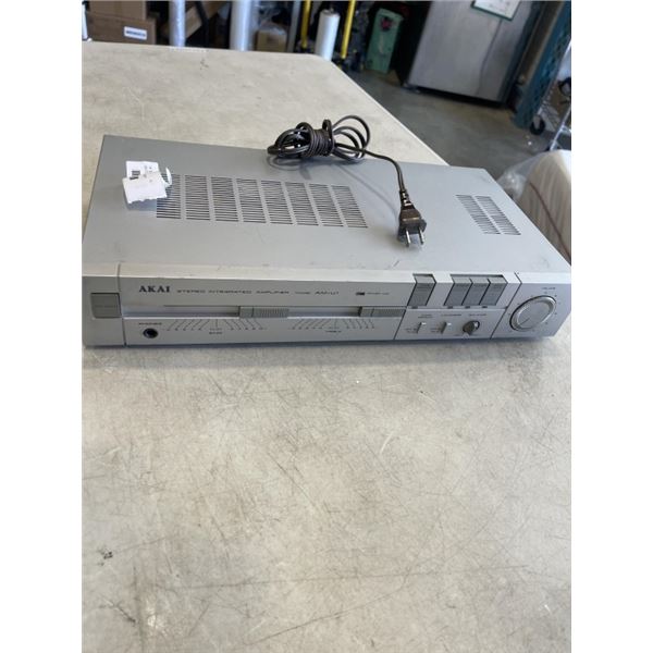 AKAI STEREO INTEGRATED AMPLIFIER MODEL AM-U1