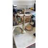 Image 2 : LARGE WORKING HOURGLASS TIMER AND SCALE OF JUSTICE