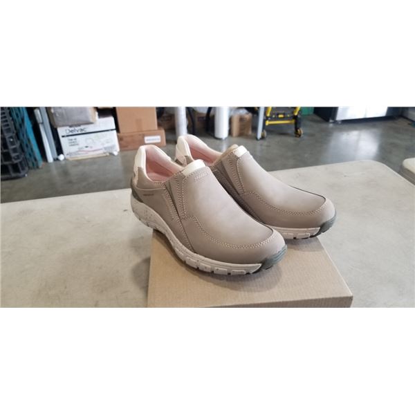 CLARKS WOMANS WAVE PLATEAUAP STONE NUBUCK SHOES. SIZE 6.5 US M