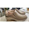 Image 2 : CLARKS WOMANS WAVE PLATEAUAP STONE NUBUCK SHOES. SIZE 6.5 US M