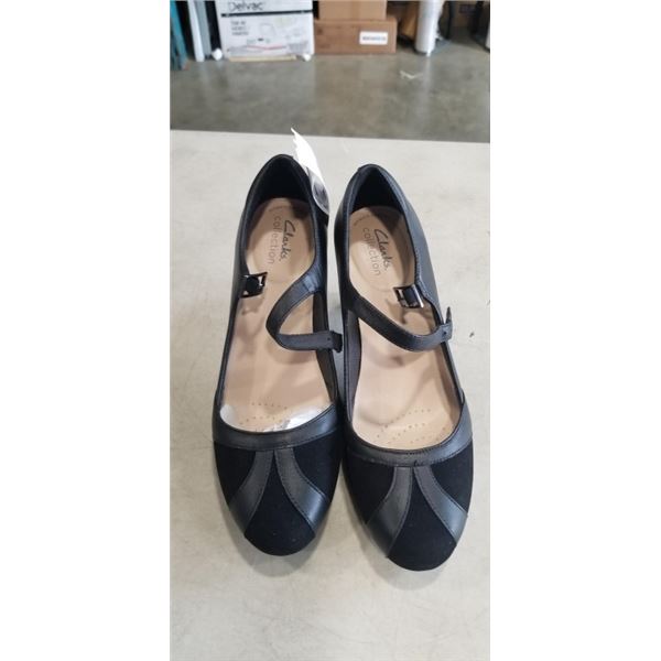 CLARKS WOMANS AMBYR LIGHT BLACK LEATHER HEELS. SIZE 8.5M