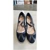 Image 1 : CLARKS WOMANS AMBYR LIGHT BLACK LEATHER HEELS. SIZE 8.5M