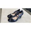 Image 2 : CLARKS WOMANS AMBYR LIGHT BLACK LEATHER HEELS. SIZE 8.5M