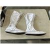 Image 4 : CONVERSE UNISEX WHITE CHUCK TAYLOR ALL STAR BOOTS. SIZE 9.5 MENS, 11.5 WOMANS