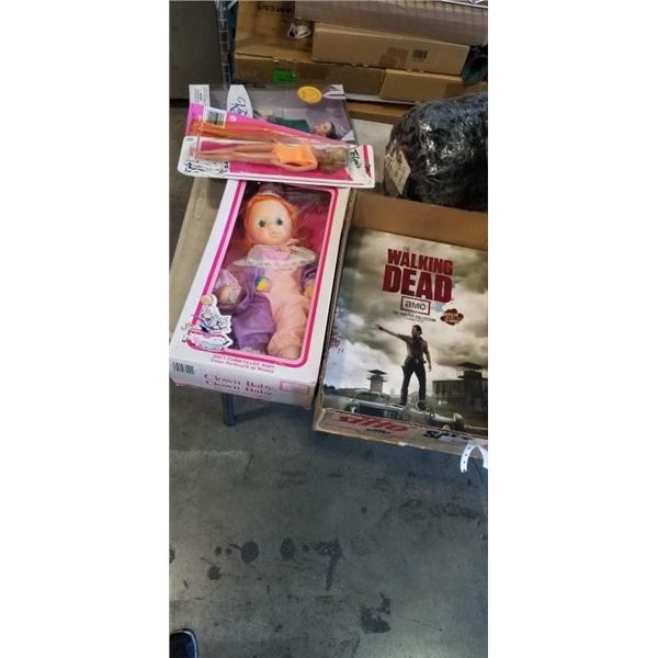 THE WALKING DEAD AMO POSTER COLLECTION AND 4 VINTAGE DOLLS