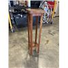 Image 2 : 3 DRAWER NIGHTSTAND AND SOLID WOOD PLANTSTAND