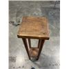 Image 3 : 3 DRAWER NIGHTSTAND AND SOLID WOOD PLANTSTAND