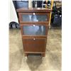 Image 4 : 3 DRAWER NIGHTSTAND AND SOLID WOOD PLANTSTAND
