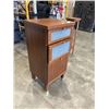 Image 6 : 3 DRAWER NIGHTSTAND AND SOLID WOOD PLANTSTAND
