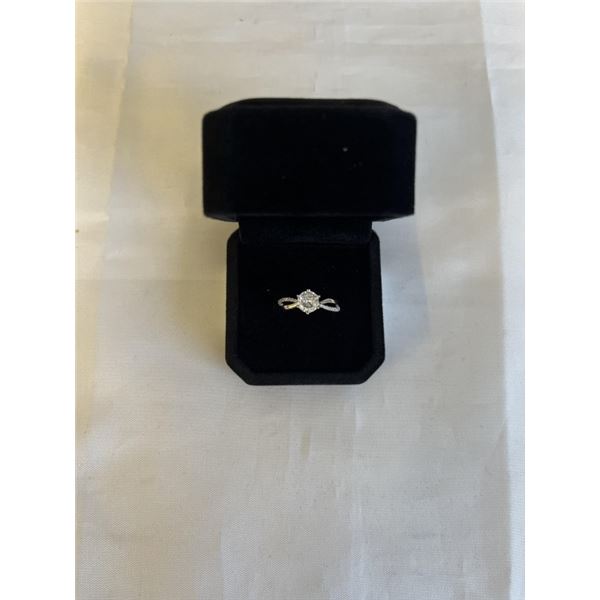 NEW S925 1.0CT SIMULATED DIAMOND (CZ) TWIST RING, RESIZEABLE, MOUNTED IN 925 STERLING SILVER W/ WHIT