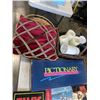Image 3 : BOX OF HOUSEHOLD DECOR