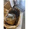 Image 4 : 2 BOXES OF BASKETS