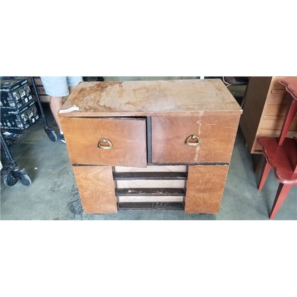 CHISOLM 625A TUBE RADIO WITH TURNTABLE. FOR PARTS OR REPAIR