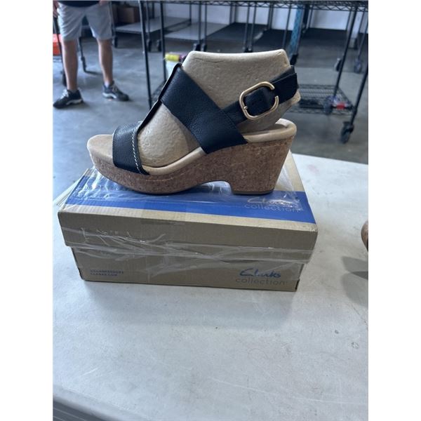 CLARKS COLLECTION GISELLE STYLE BLACK LEATHER LADIES SANDLE. SIZE 9 US