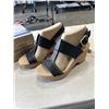 Image 2 : CLARKS COLLECTION GISELLE STYLE BLACK LEATHER LADIES SANDLE. SIZE 9 US