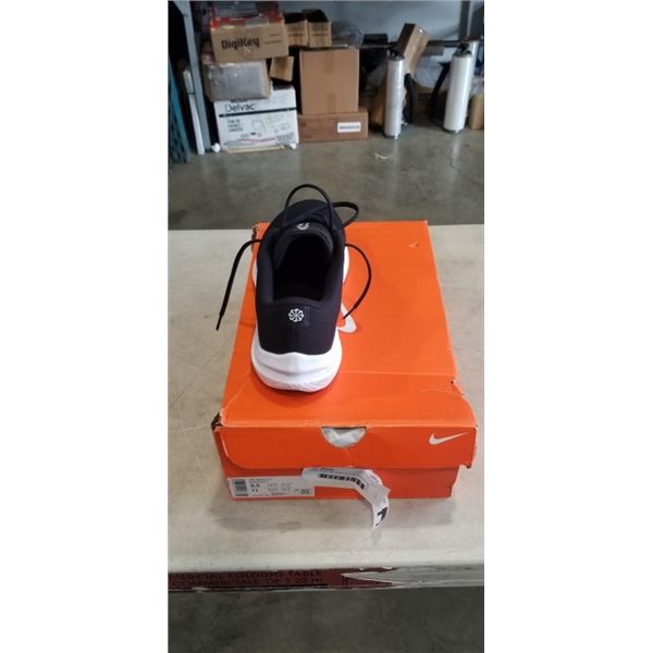 NIKE MENS AIR WINFLO 10 BLACK/WHITE SHOES. SIZE 9.5 US