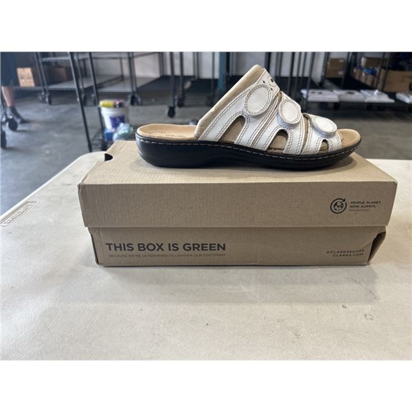 CLARKS COLLECTION WOMANS LEISA CACTI Q WHITE LEATHER SANDLES. SIZE 8 US