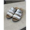 Image 2 : CLARKS COLLECTION WOMANS LEISA CACTI Q WHITE LEATHER SANDLES. SIZE 8 US