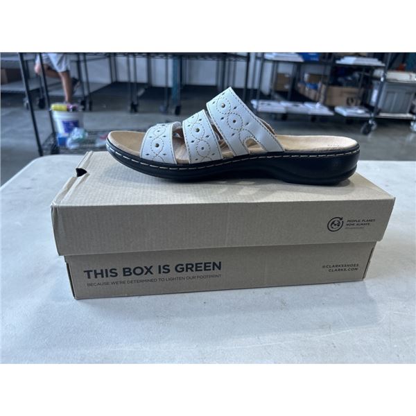 CLARKS COLLECTION WOMANS LEISA CACTI Q WHITE LEATHER SANDLES. SIZE 8 US