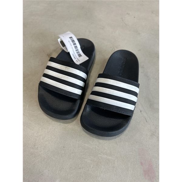 ADIDAS KIDS SANDLES. SIZE 10K