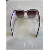 Image 4 : PAIR OF JONES NEW YORK AND PAIR OF OSCAR DE LA RENTA SUNGLASSES