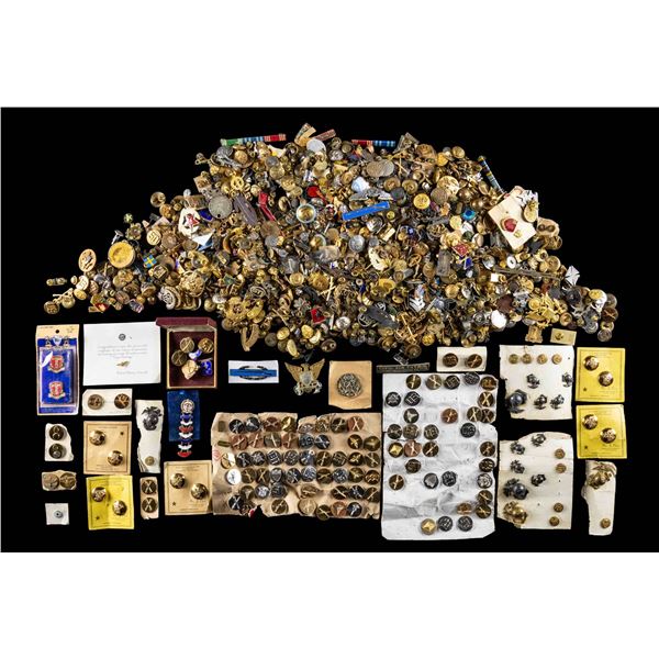 VERY LARGE GROUP OF MOSTLY US MILITARY INSIGNIA.