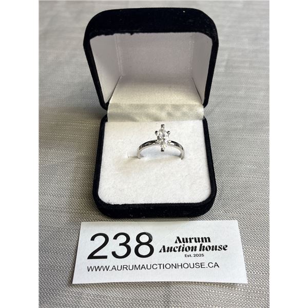 Very Pretty Size 9 Silvertone Ring w/ Stone