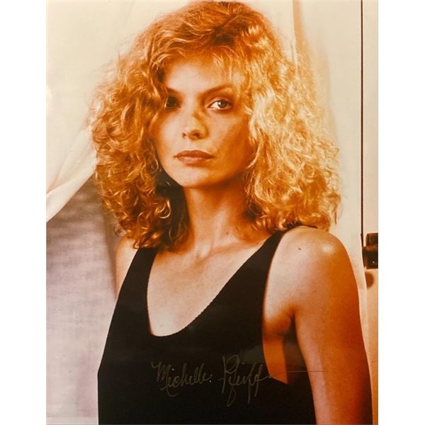 Batman Returns Michelle Pfeiffer Signed Photo. GFA Authenticated