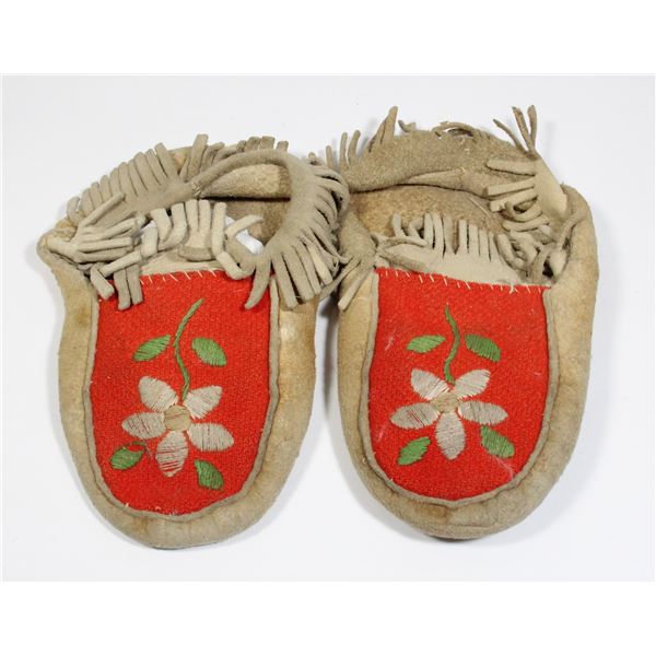 #1480 Canadian Aboriginal Moccasins Flowers