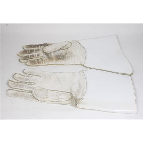 #1870 White leather Gauntlet Glove Pair