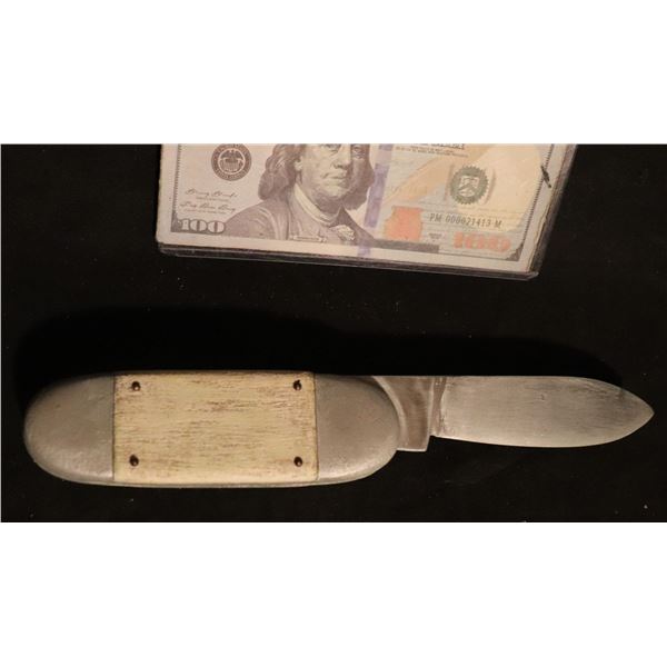 DINOSAURS POCKET KNIFE USED BY FRAN TO THREATEN EARL