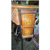 Image 10 : Singer Treadle Sewing Machine with Oak Cabinet and Drawers