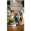 Image 7 : Singer Treadle Sewing Machine with Oak Cabinet and Drawers