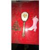 Image 1 : Lot: Ornate Hairbrush, Brass Wall Plaque, Pink Plastic Boot