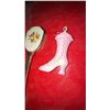 Image 7 : Lot: Ornate Hairbrush, Brass Wall Plaque, Pink Plastic Boot