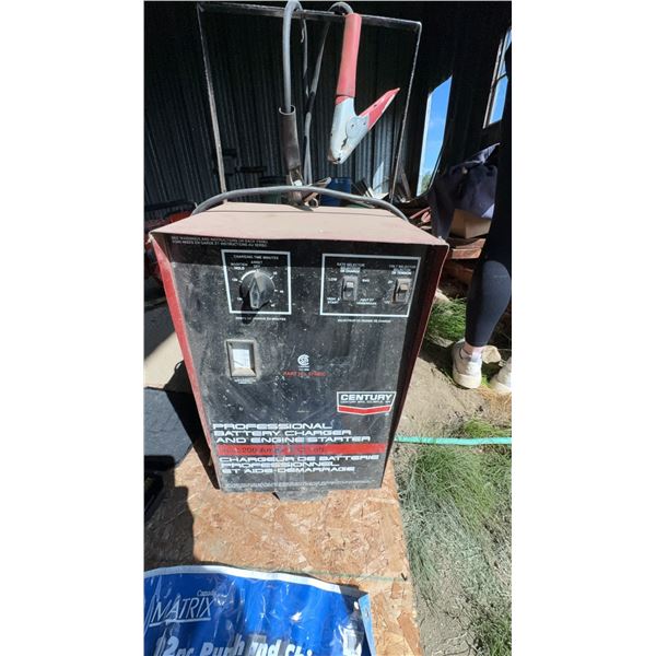Century 12V/24V Battery Charger and Engine Starter