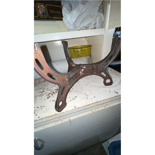 EGEEN 80-40 Cast Iron Industrial Bracket Stand