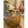 Image 5 : Amber Glass Oil Lamp with Embossed Horse and Carriage Motif