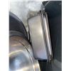 Image 3 : Bakeware and Mixing Bowls in Plastic Storage Bin