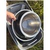 Image 4 : Bakeware and Mixing Bowls in Plastic Storage Bin