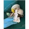 Image 5 : Lot: Decorative Items, Glassware, Figurine, Trinket Tray