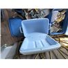 Image 3 : Rubbermaid Blue Plastic Cooler with White Lid and Handles