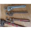 Image 6 : Pipe Threader and 7 Pipe Wrenches