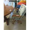 Image 5 : Kitchen Table and 4 Chairs, 42" Diameter