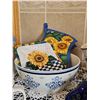 Image 5 : Blue and White Kitchenware and Tableware Items
